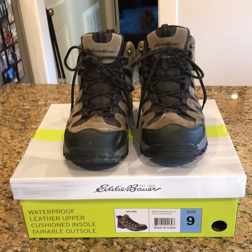 Men’s Eddie Bauer Hiking Boots size 9 excellent condition with box